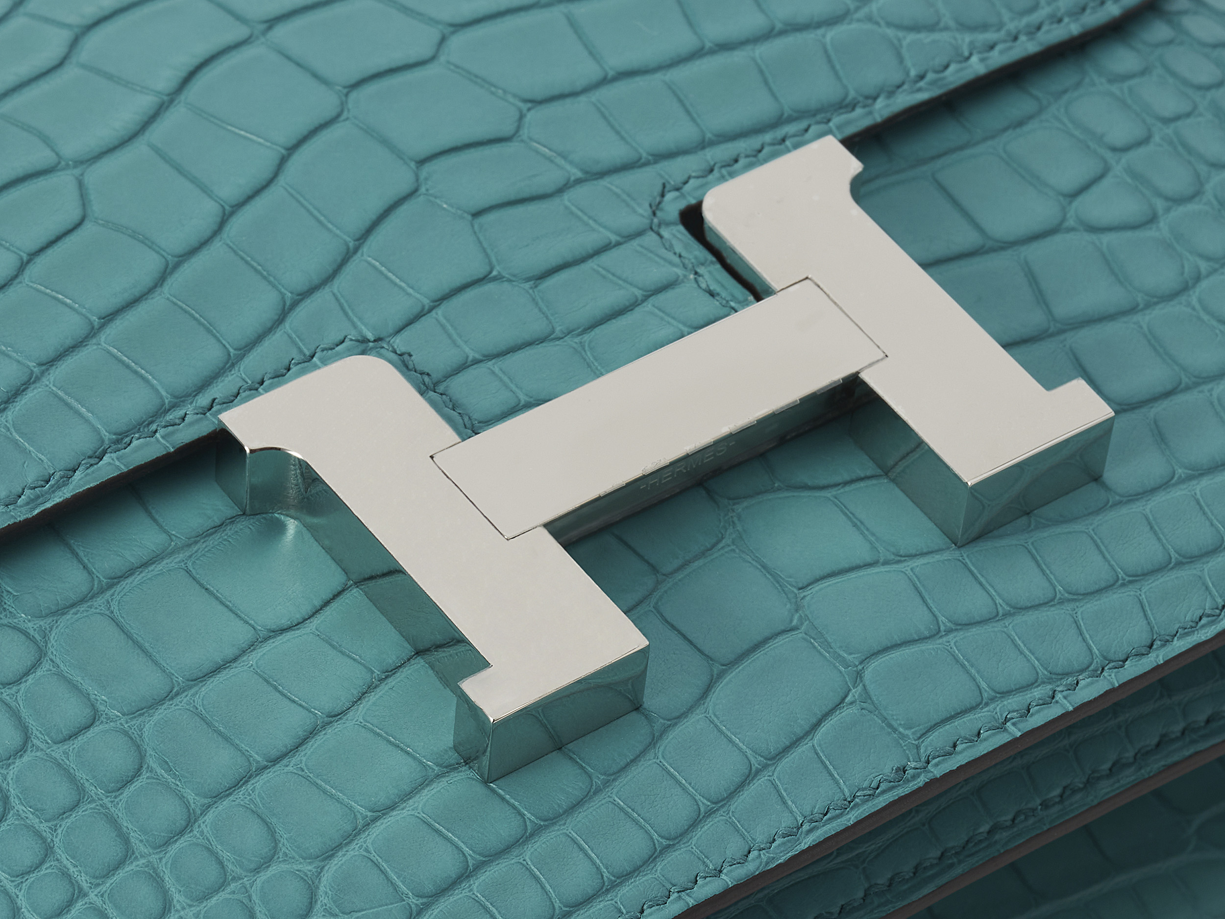 Constance 18 Mini Bleu Paon Alligator Matte 